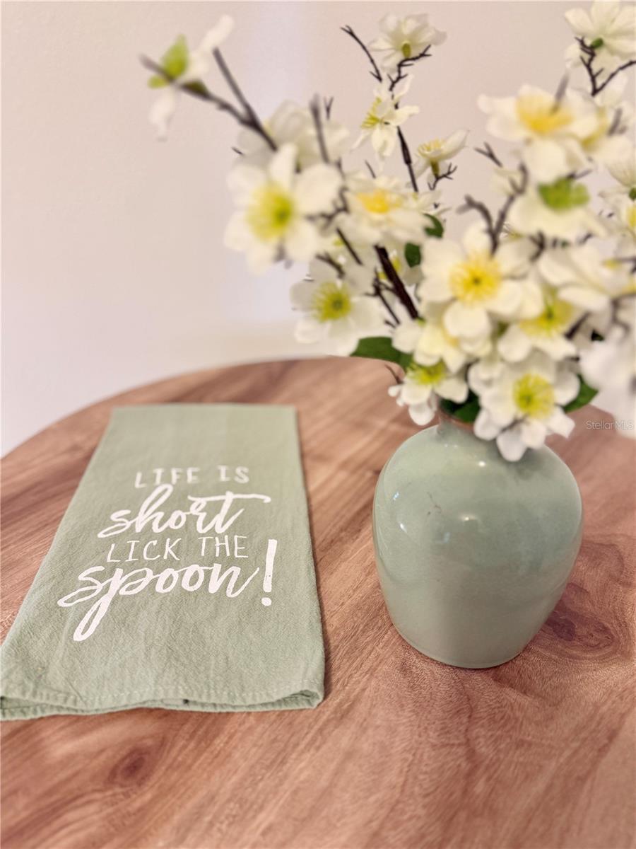 Very spacious kitchen with eat-in area and walk-in pantry!