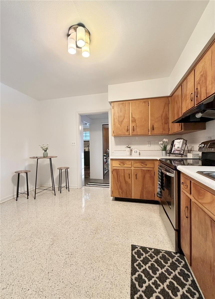 Very spacious kitchen with eat-in area and walk-in pantry!