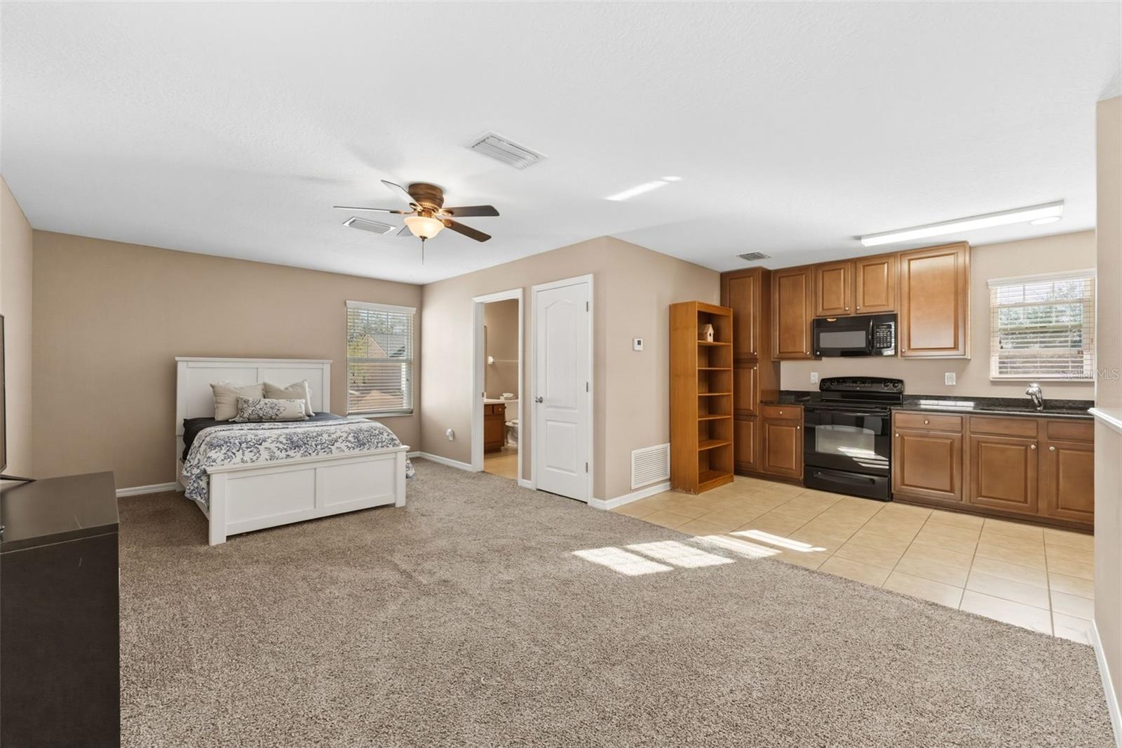 Private Apartment with full kitchen, full bath and private entry