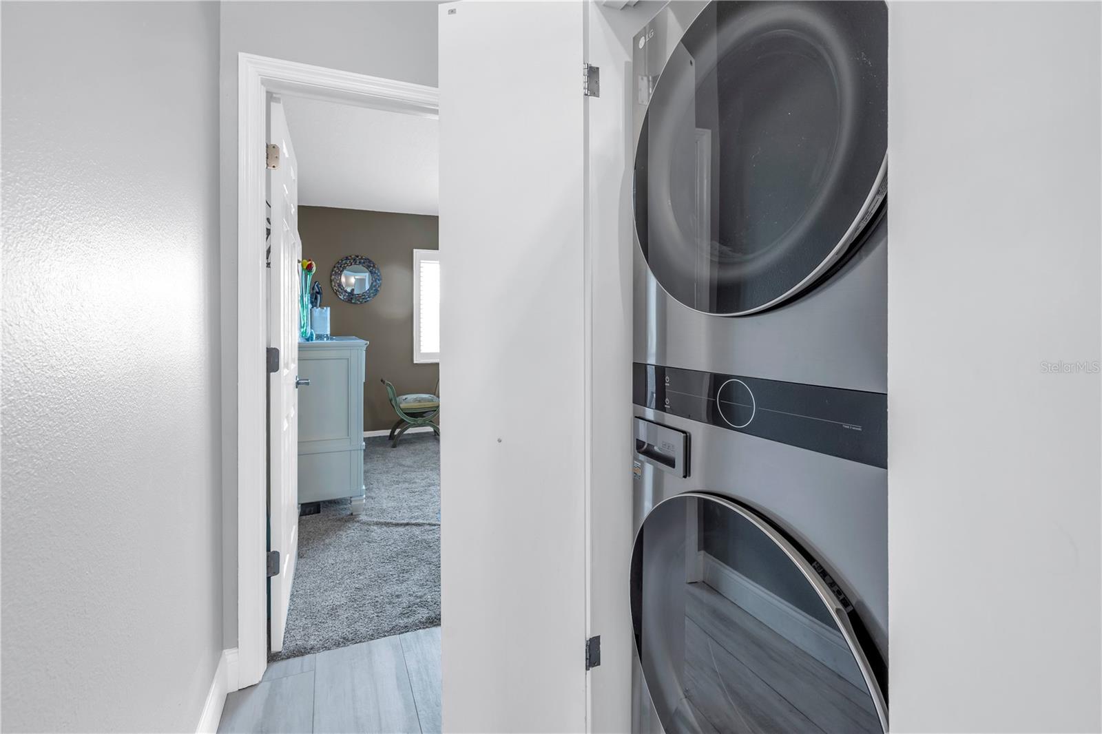 washer/dryer top floor