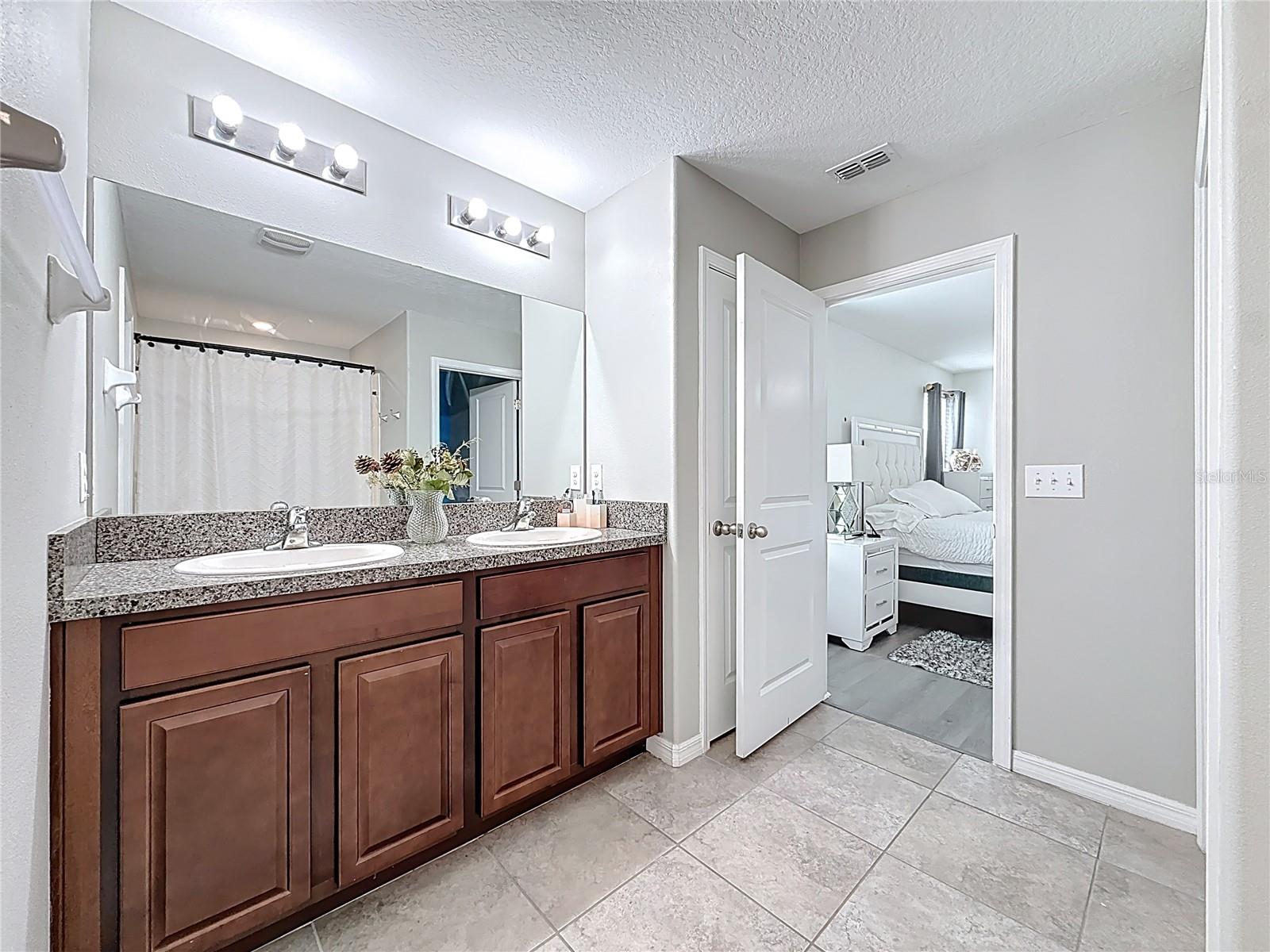 Master  en-suite bath