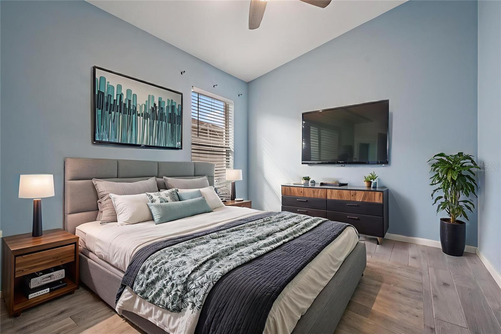 This photo has been Virtually Staged.