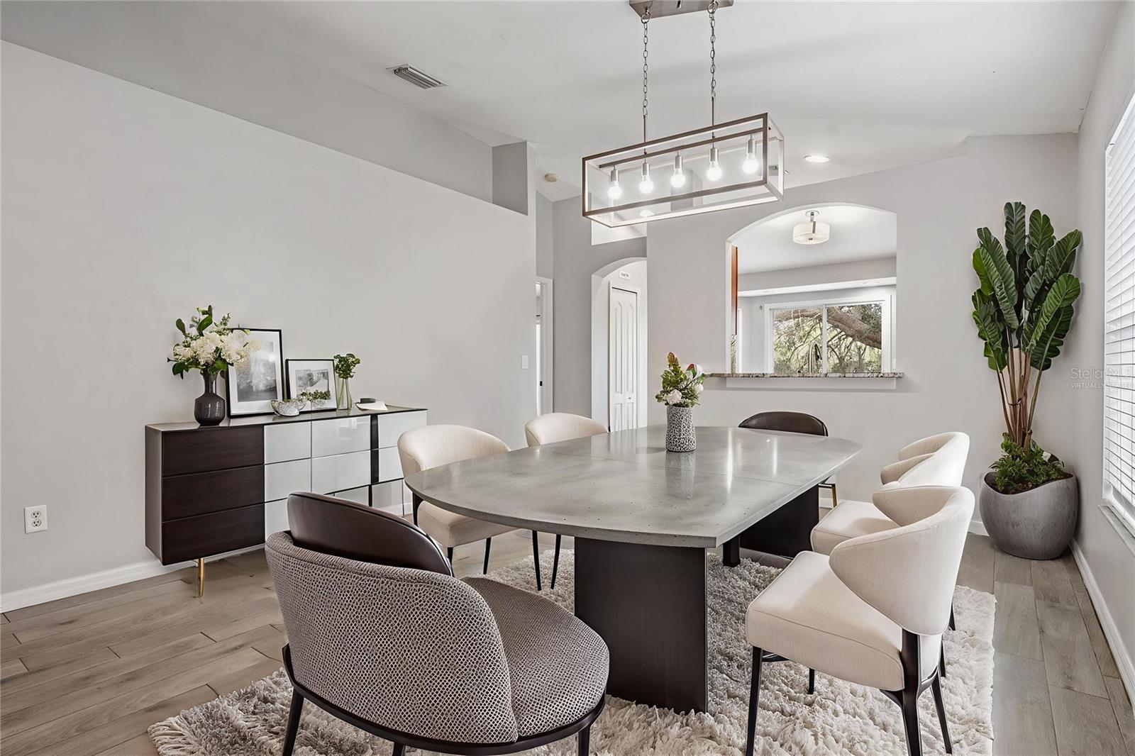 This photo has been Virtually Staged.