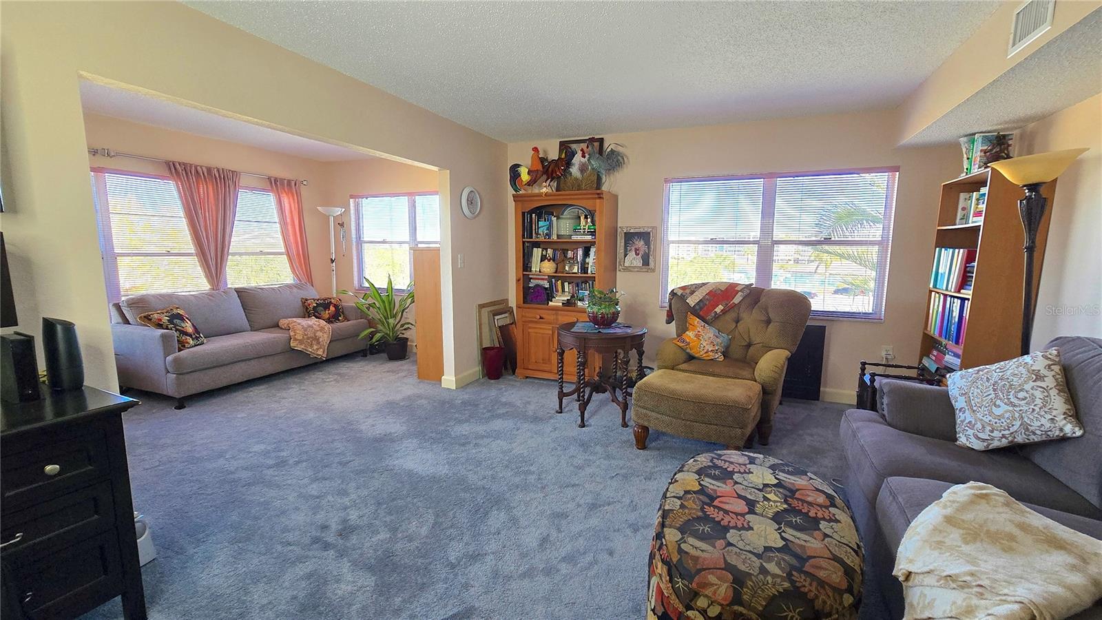 Enjoy this desirable corner unit with lots of windows with natural lighting and view of the outdoors.