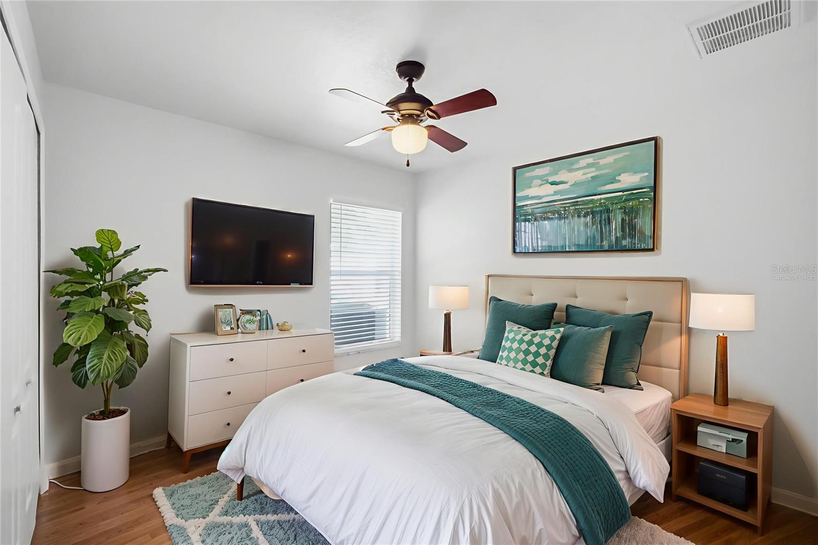 This photo has been Virtually Staged.