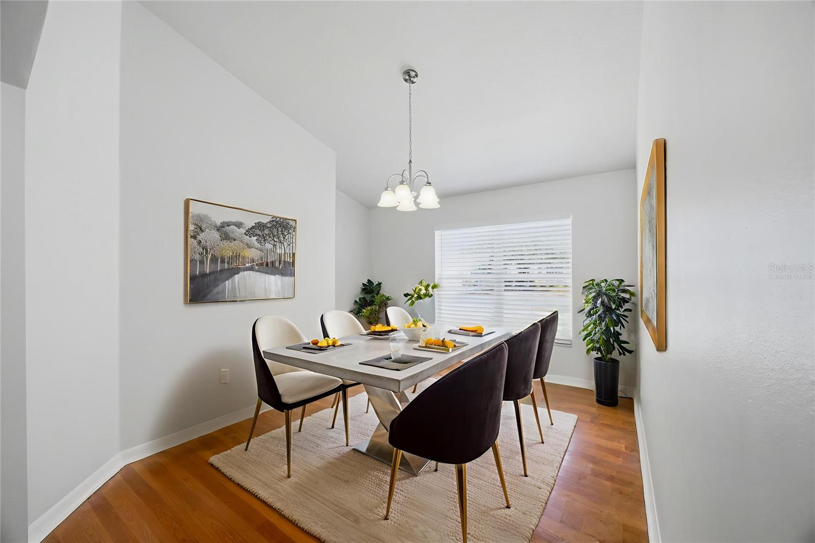 This photo has been Virtually Staged.