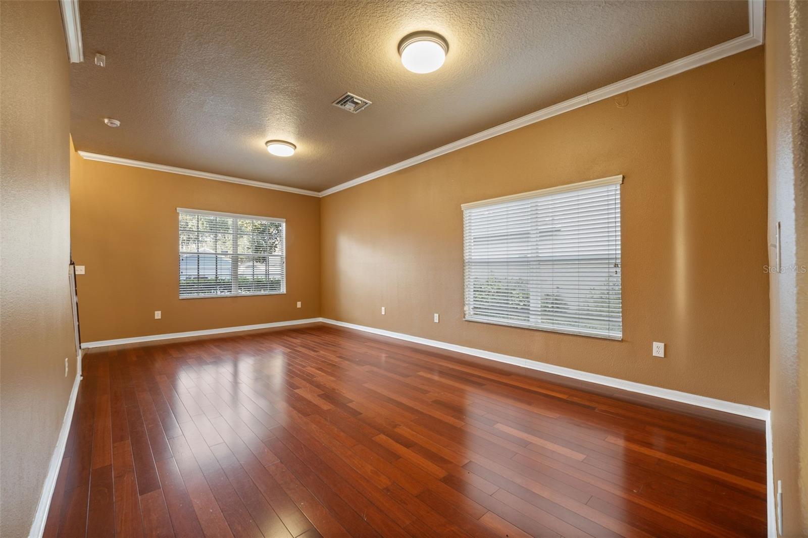 Secondary Living room first floor | Angle 2