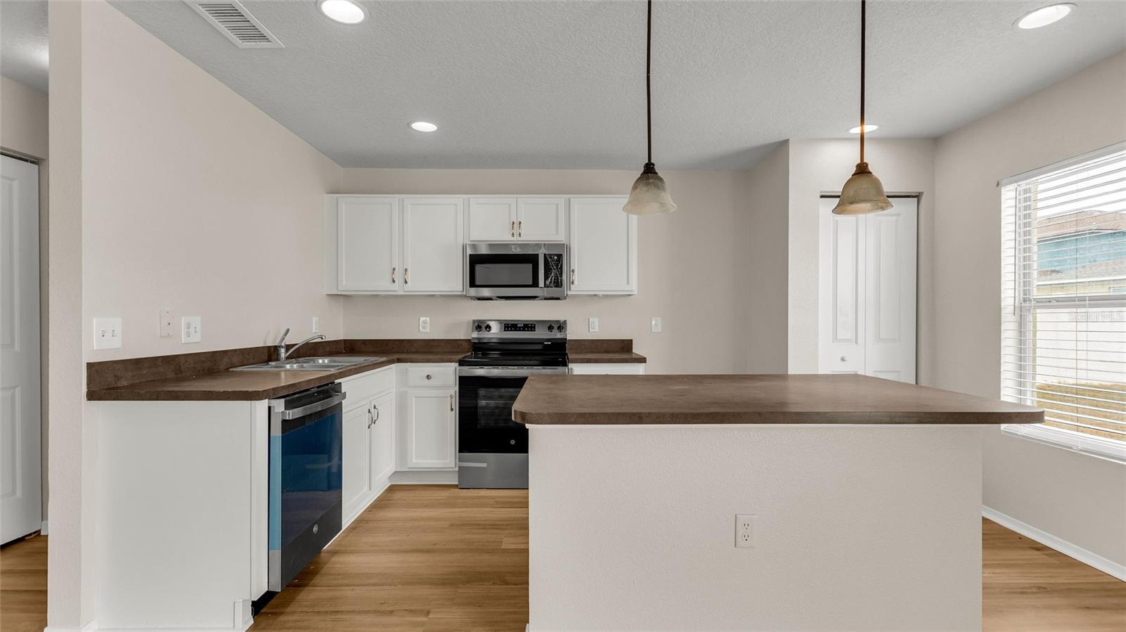 Kitchen has brand new range, microwave and diswasher!