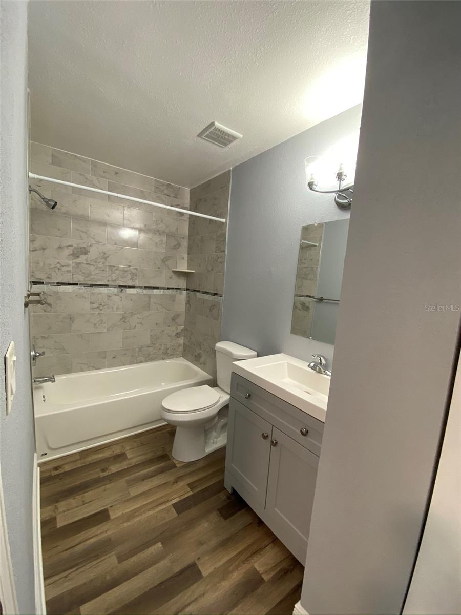 Bathroom w/ Linen Closet