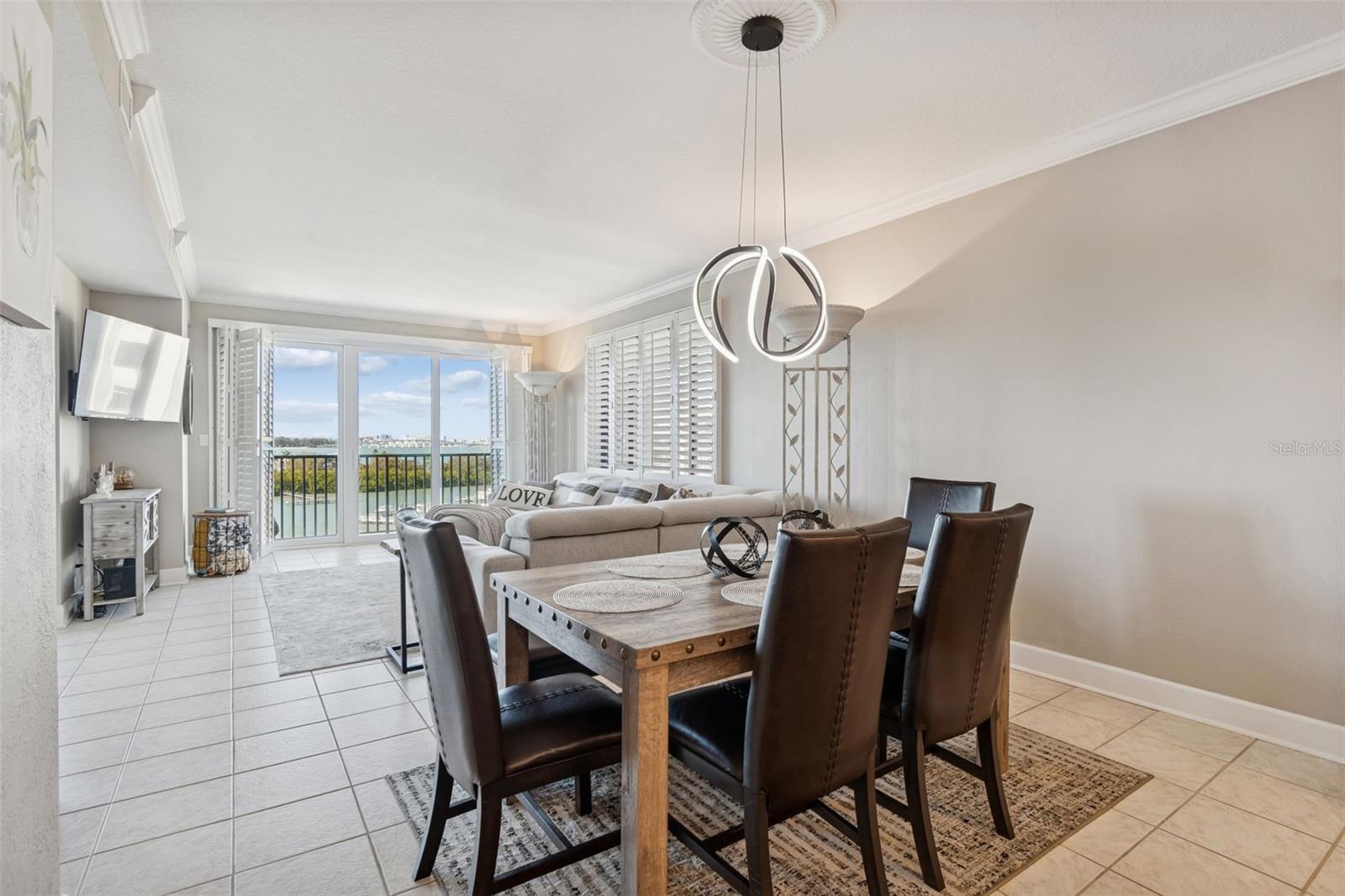 Open floor plan: kitchen, dining room and living room