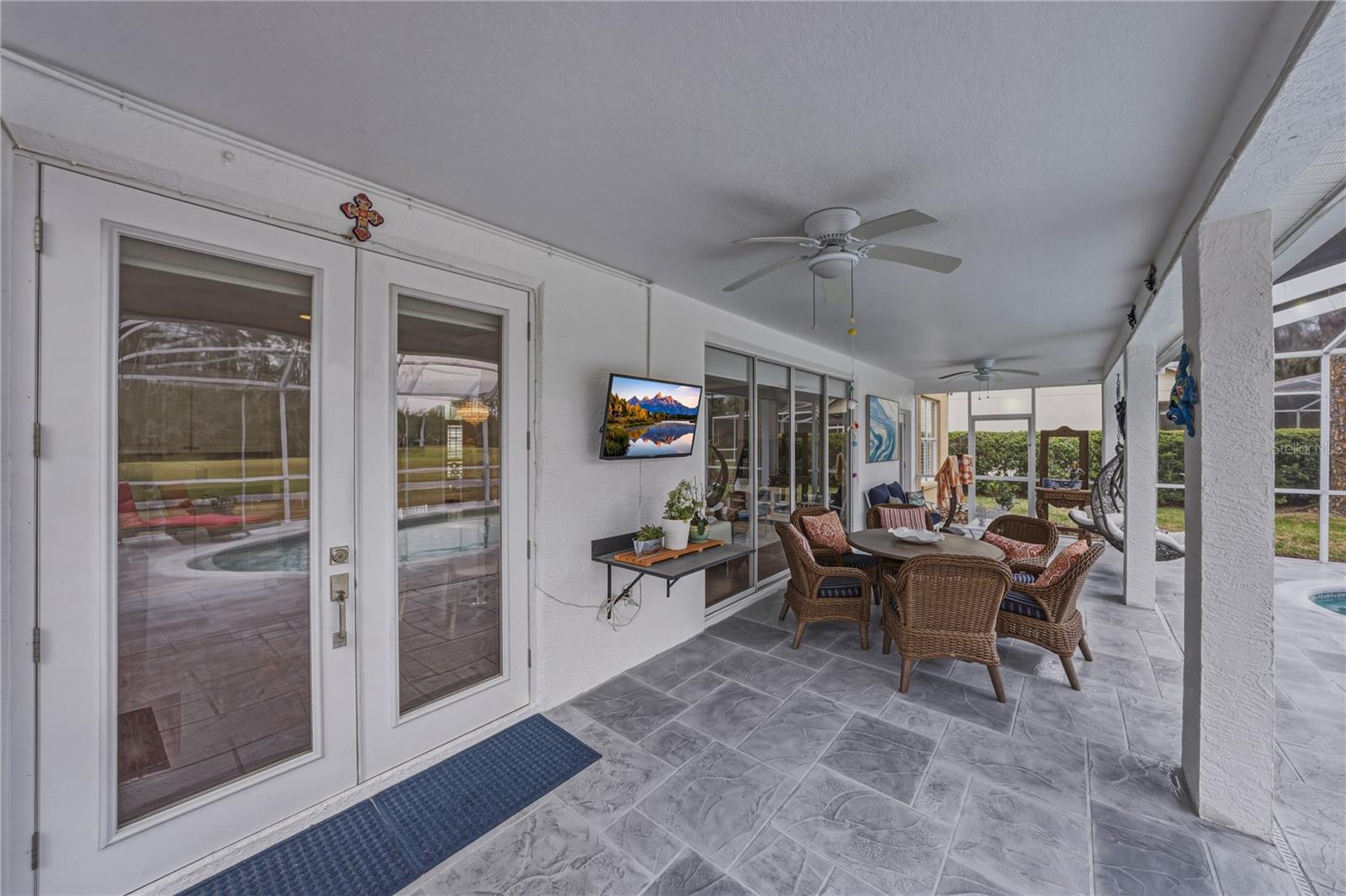 Covered Lanai with Dual Sitting Areas and Dual Ceiling Fans