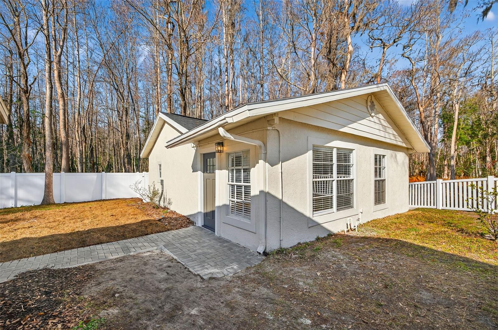 Detached 1 BED / 1 BATH GUEST HOUSE (ADU)