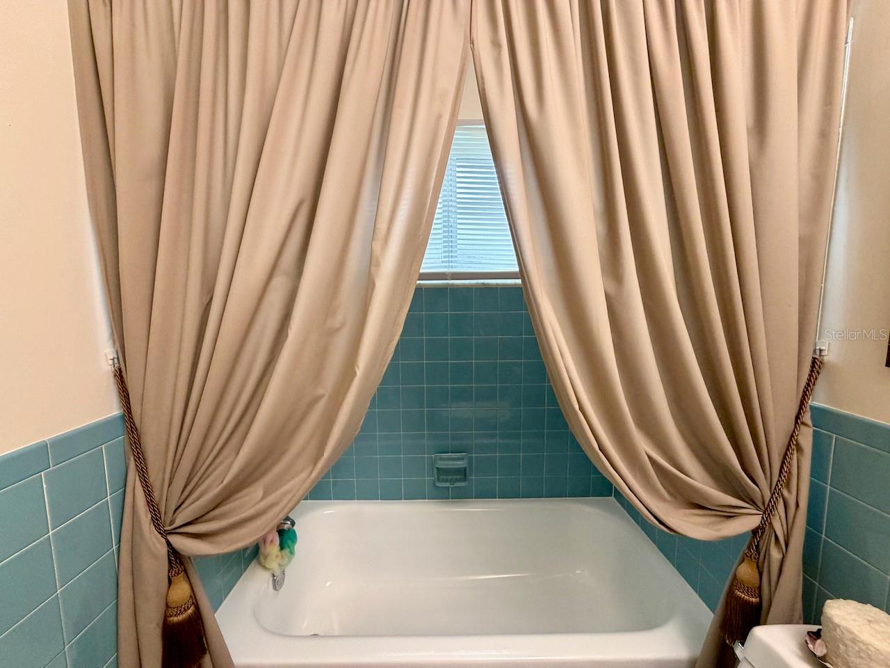 20-Guest bathroom tub shower combo