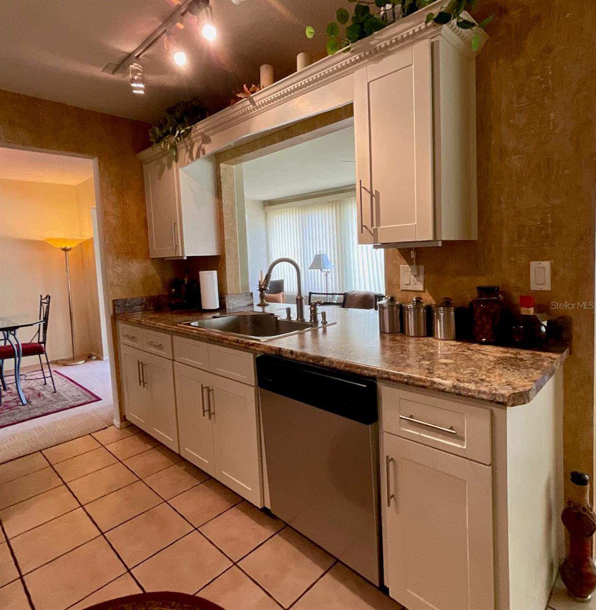 10-Kitchen sink area