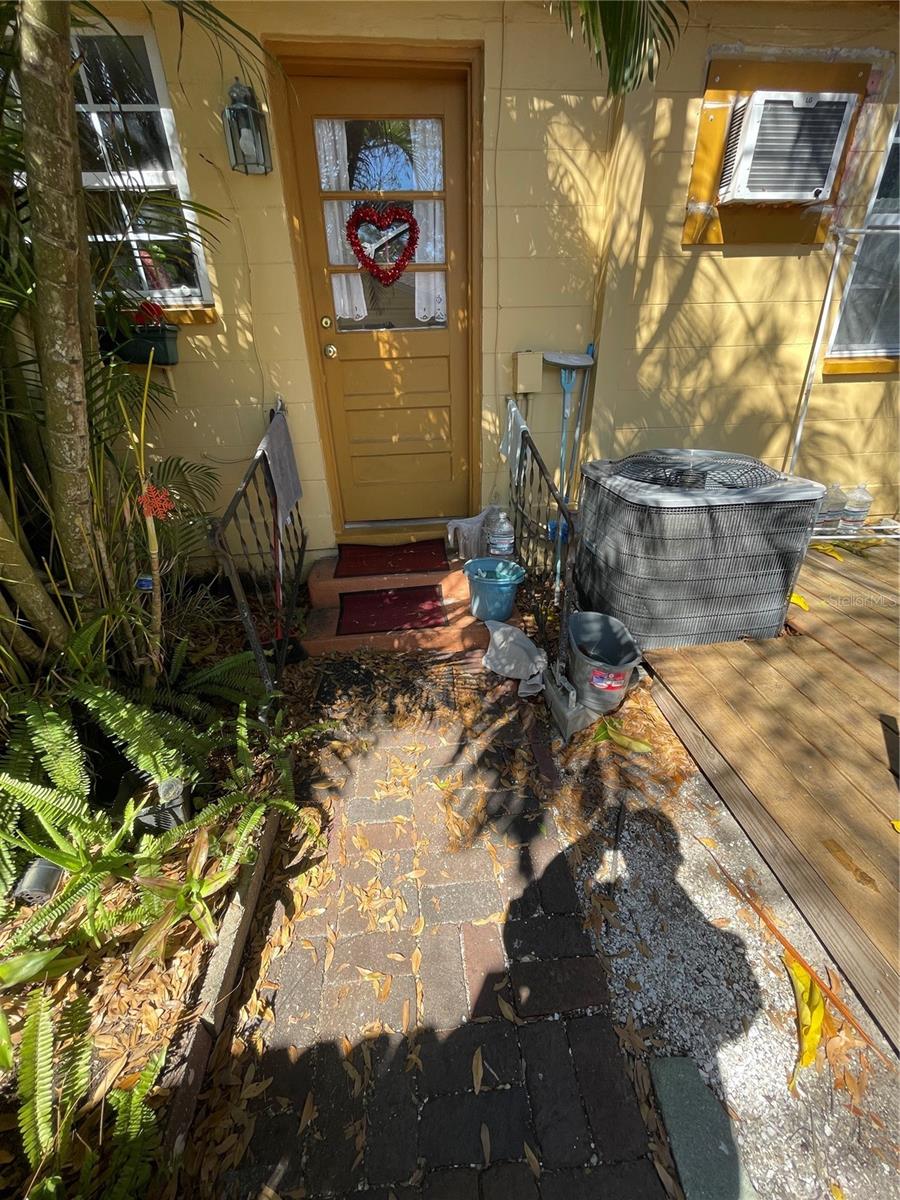 1 Br. unit enterance