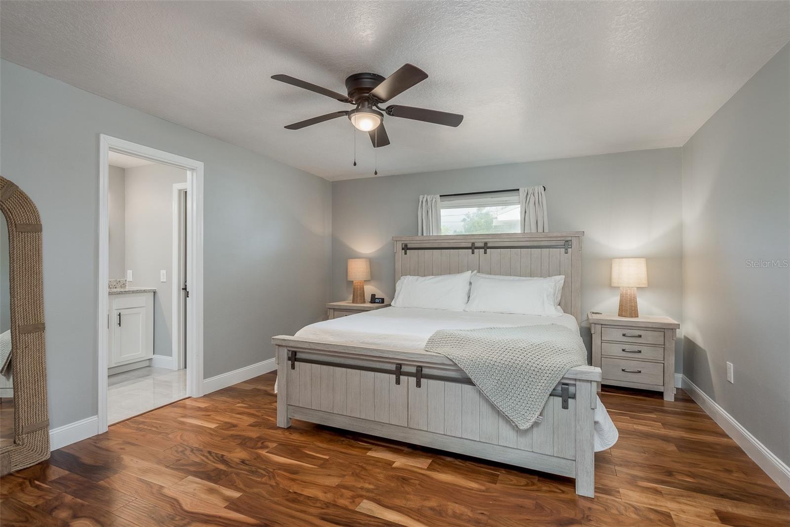Primary bedroom with En Suite w/ walk in closet.