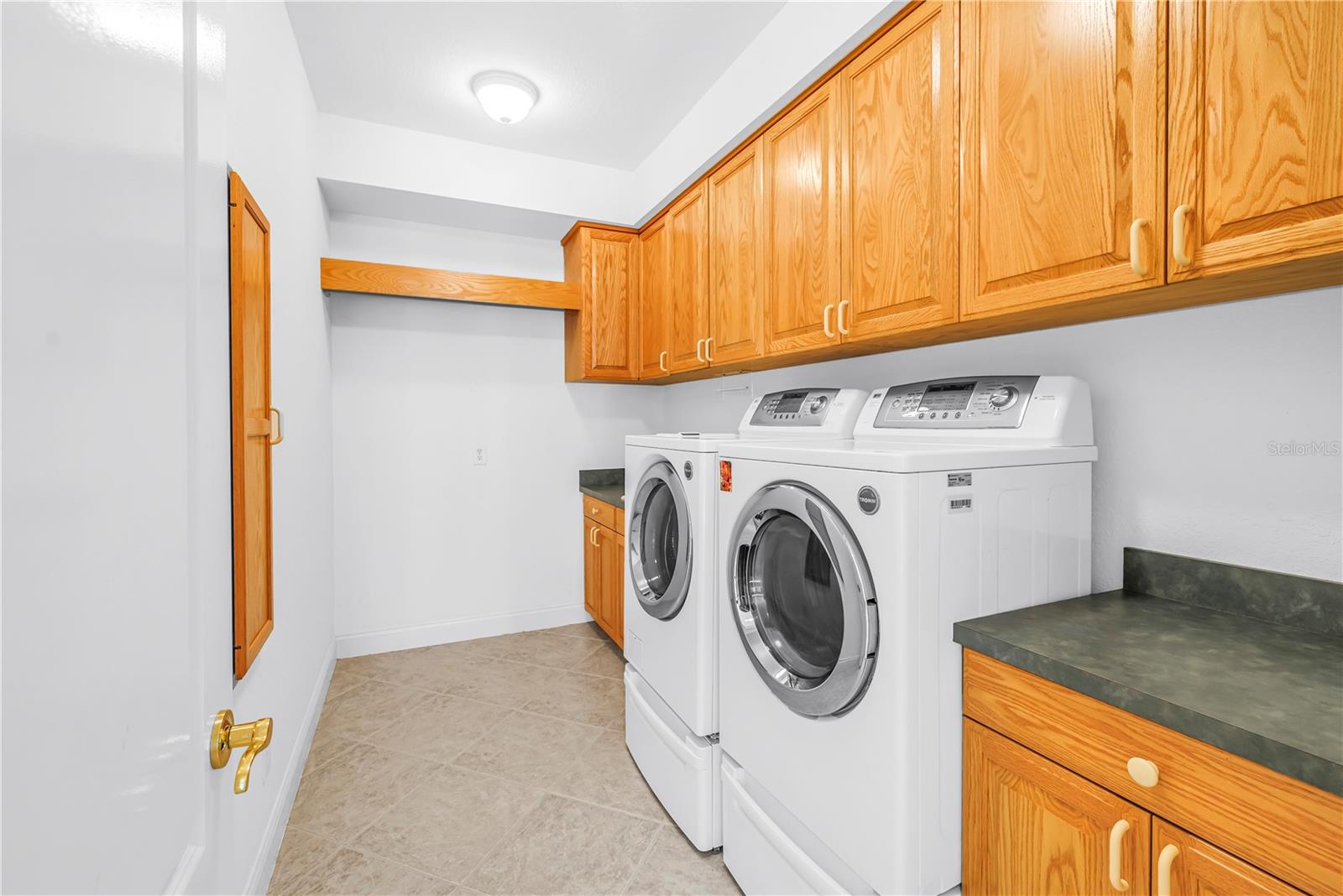 Large laundry room on the 1st level