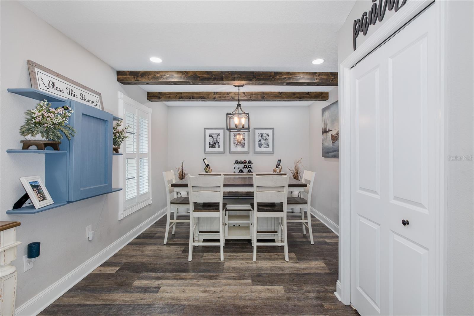 DINING ROOM WITH ELEGANT BEAMS