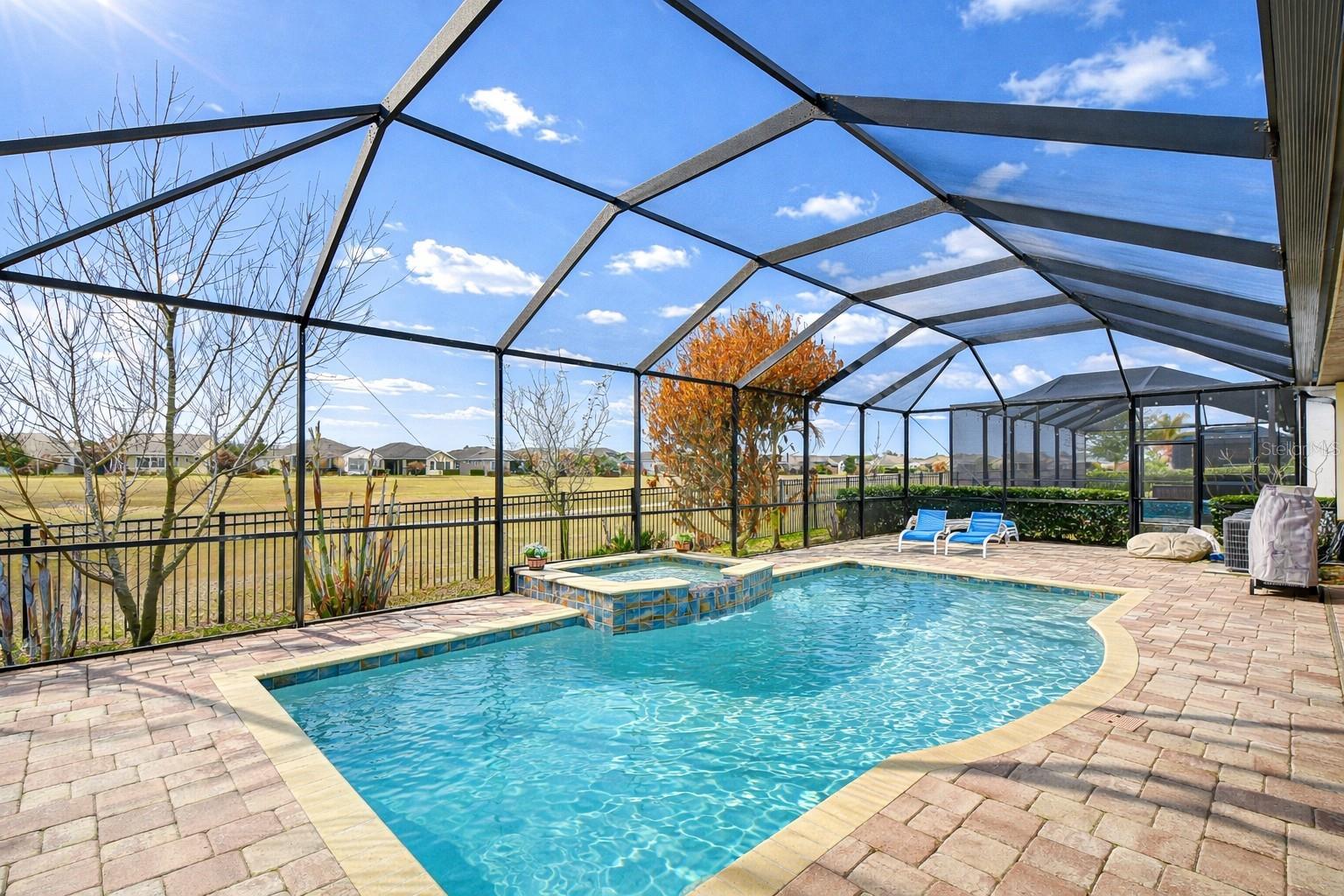 Saltwater pool & Spa!