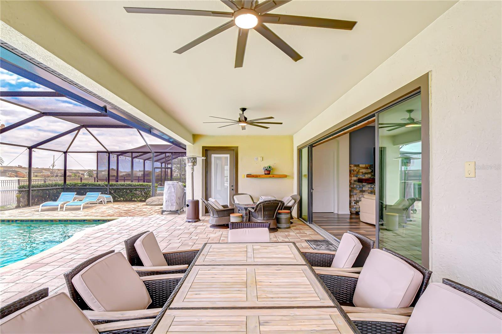 Large covered area on the lanai!