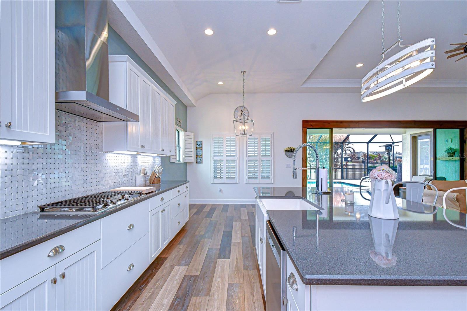 Stainless appliances including a gas range!