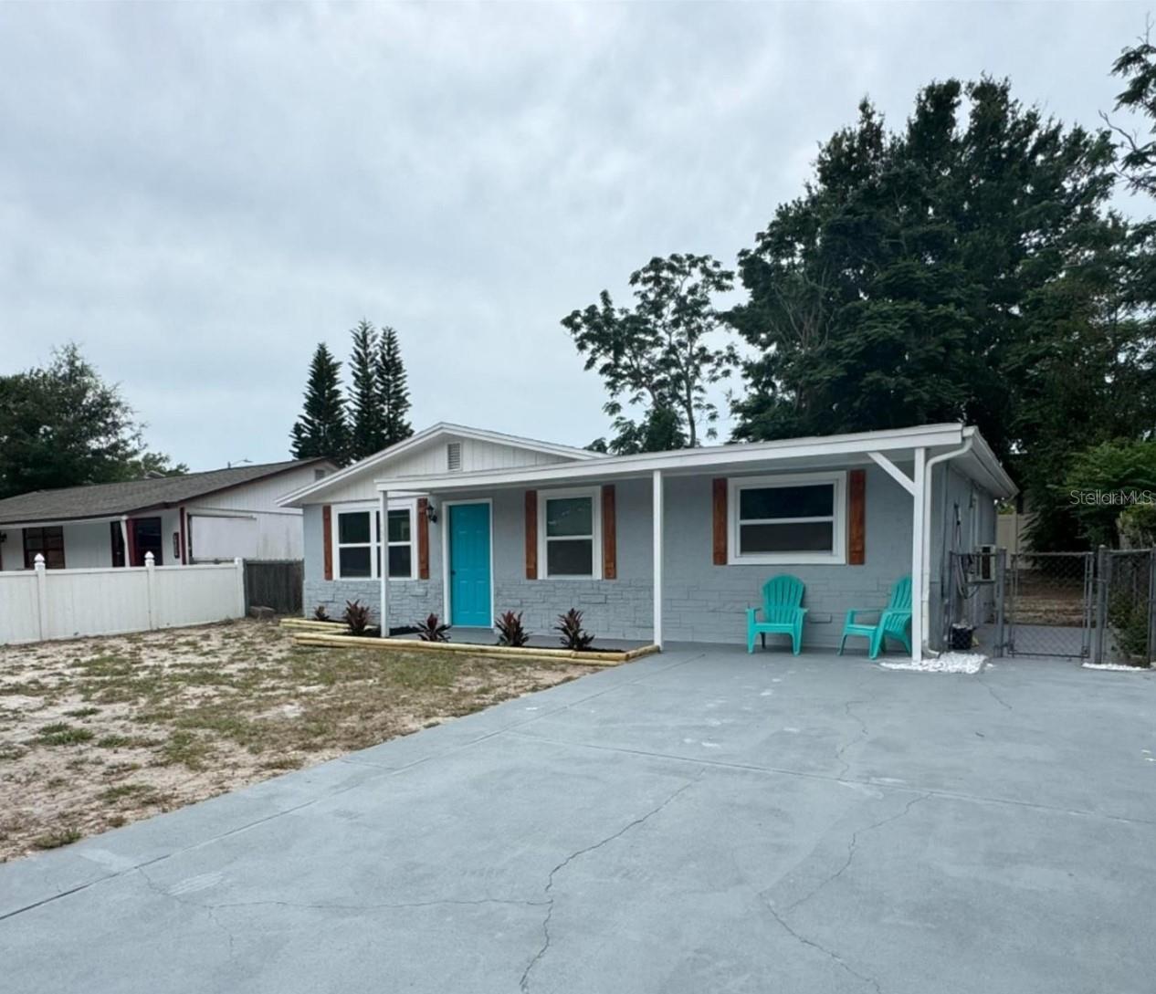 Front of house nicely landscaped.