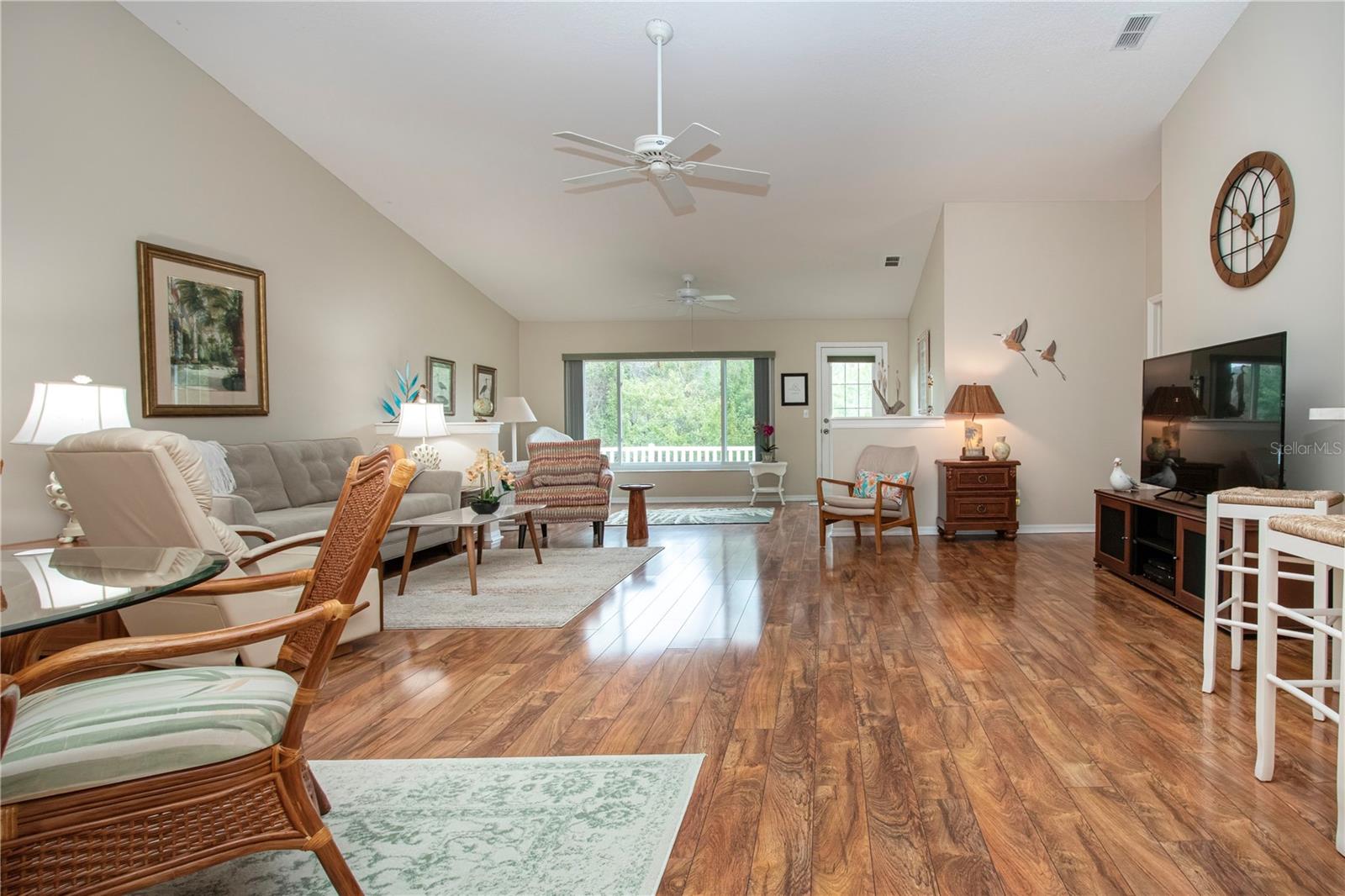 Note beautiful premium laminate flooring