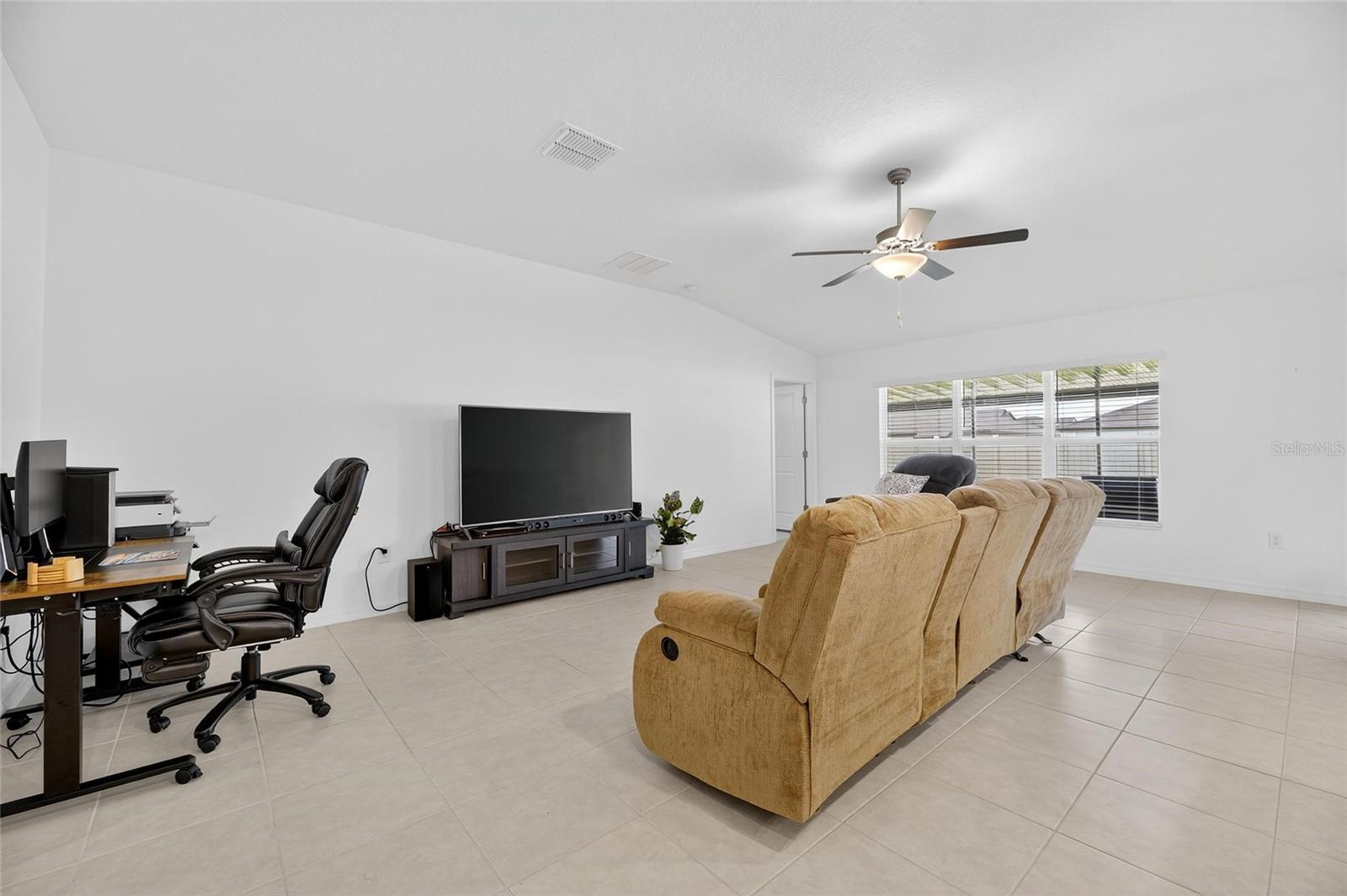 Large LR with endless opportunities to decorate