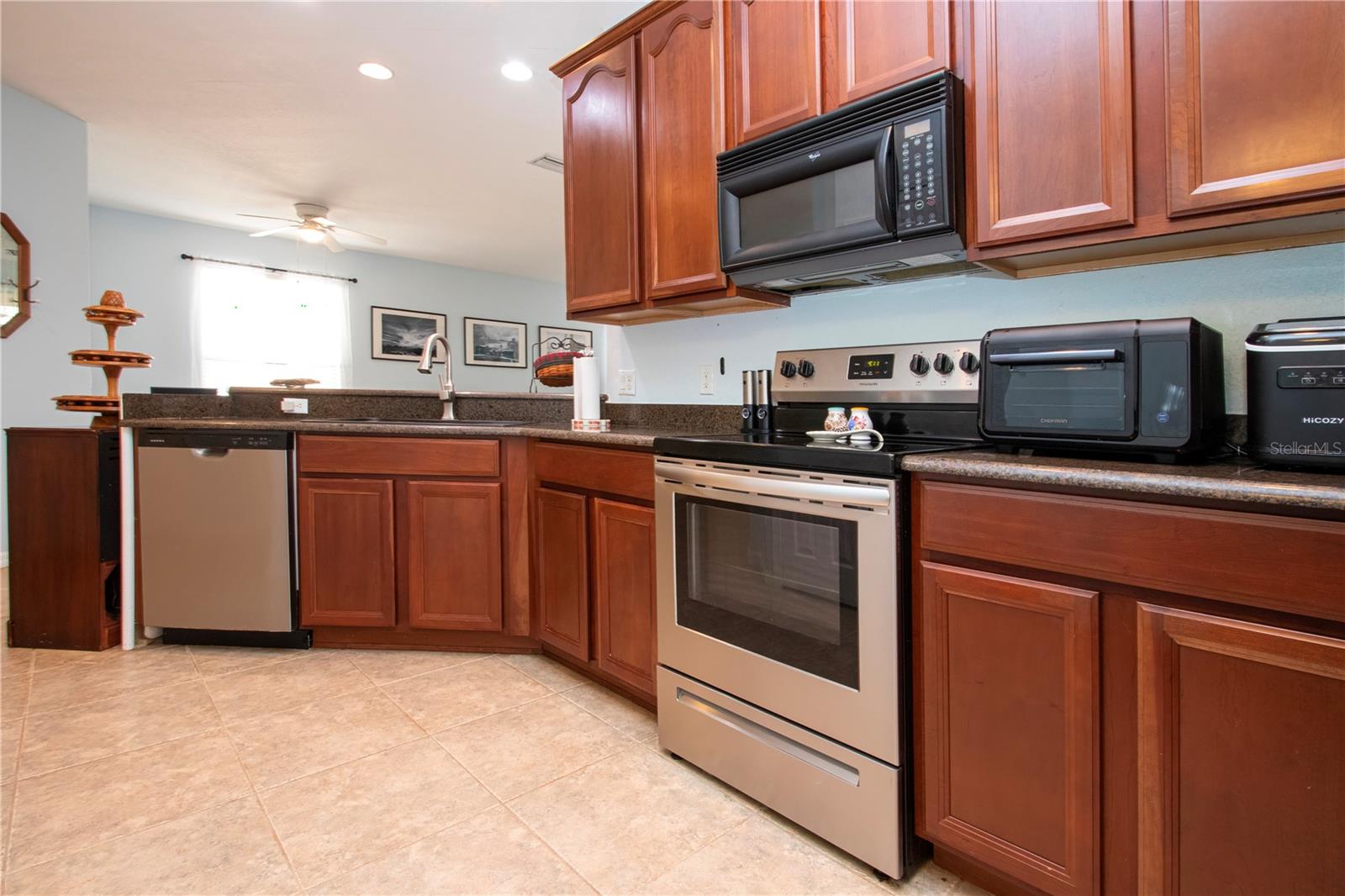 Kitchen-Stainess appliances, upgraded 42" cabinets, granite counter