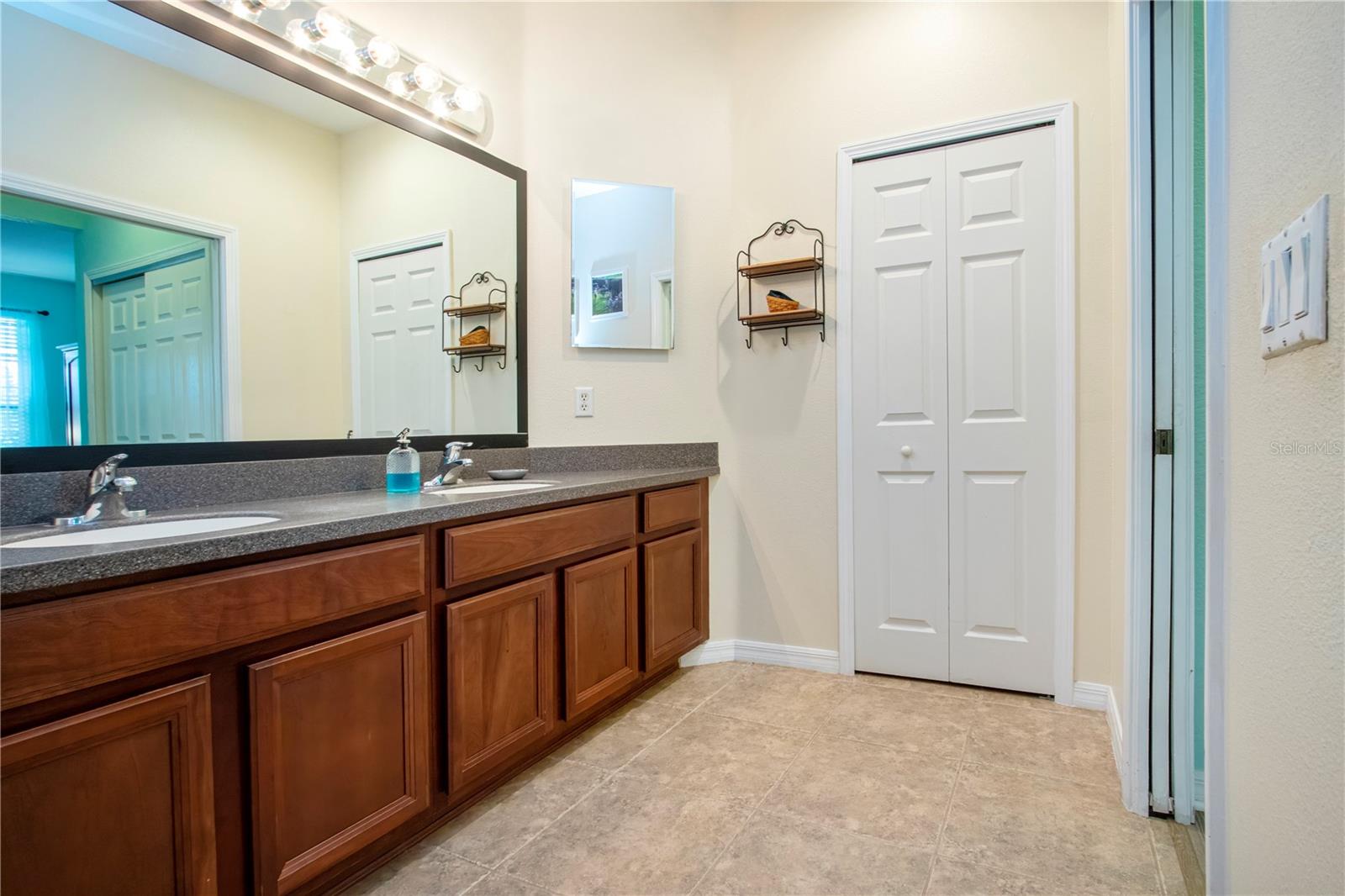 Dual sinks, lots of counter space