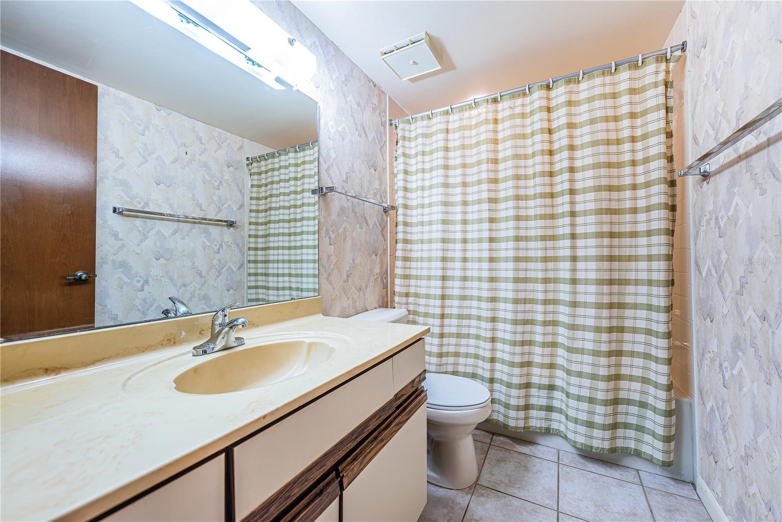 second bathroom with tub