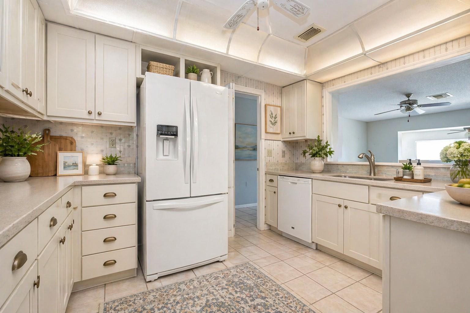 Kitchen (Virtually staged)