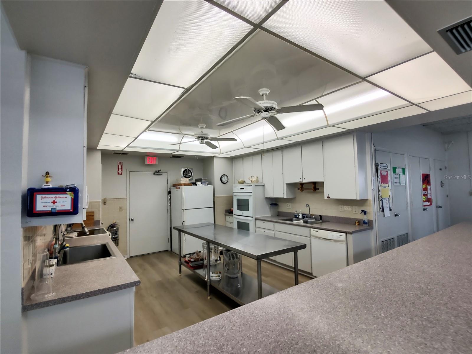 Full kitchen is instrumental in serving wonderful breakfasts, lunches and dinners.