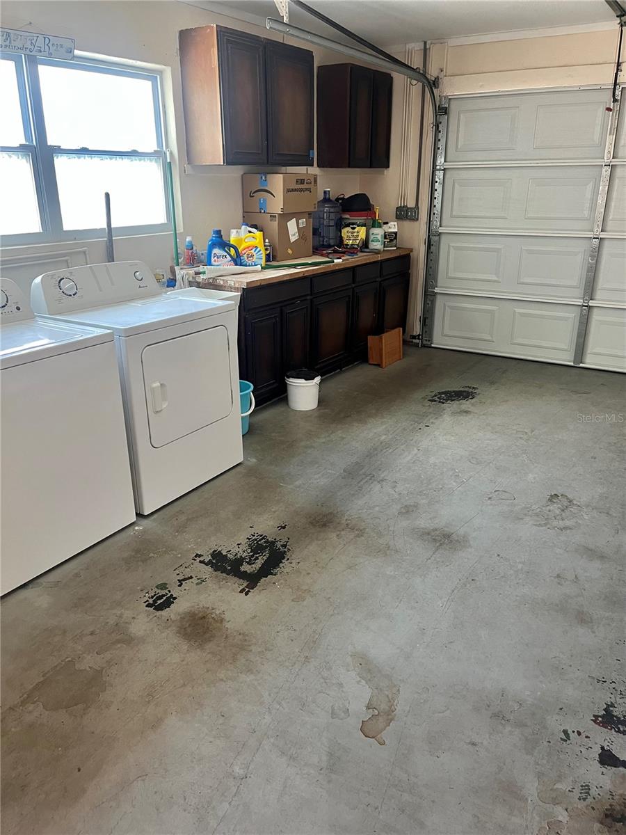 Oversized garage with newer washer and dryer included