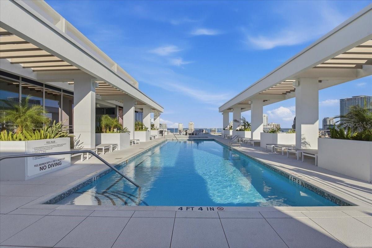 ROOF TOP COMMUNITY POOL AND AMENITIES!