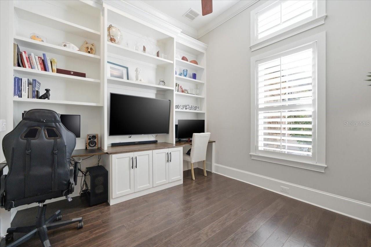 Den/Study with built in desk & hutch