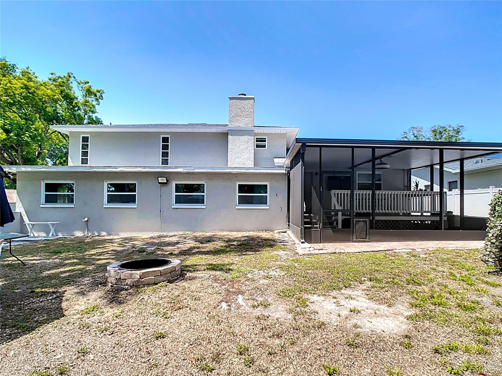 Outdoor Living Space - Spacious Yard