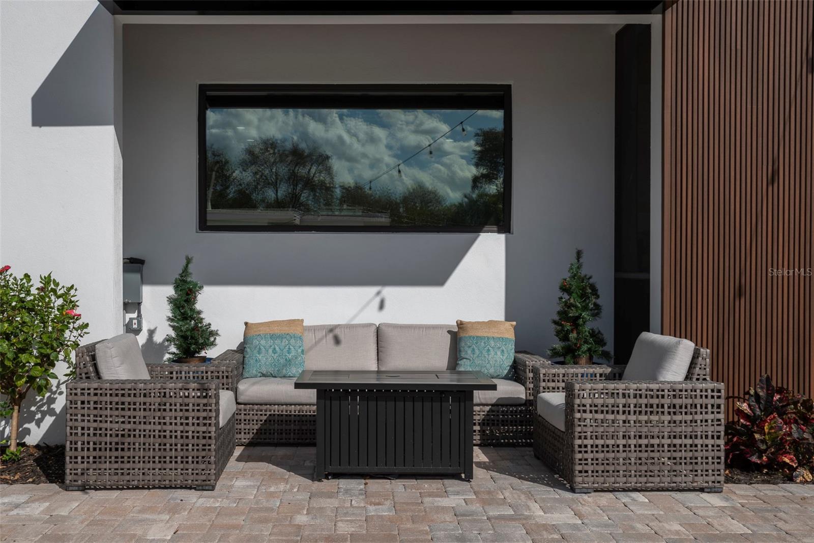 Plenty of Comfortable Seating for All Your Guests