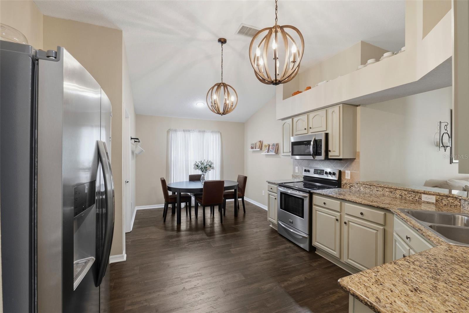 Beautifully updated kitchen and dining area/breakfast nook