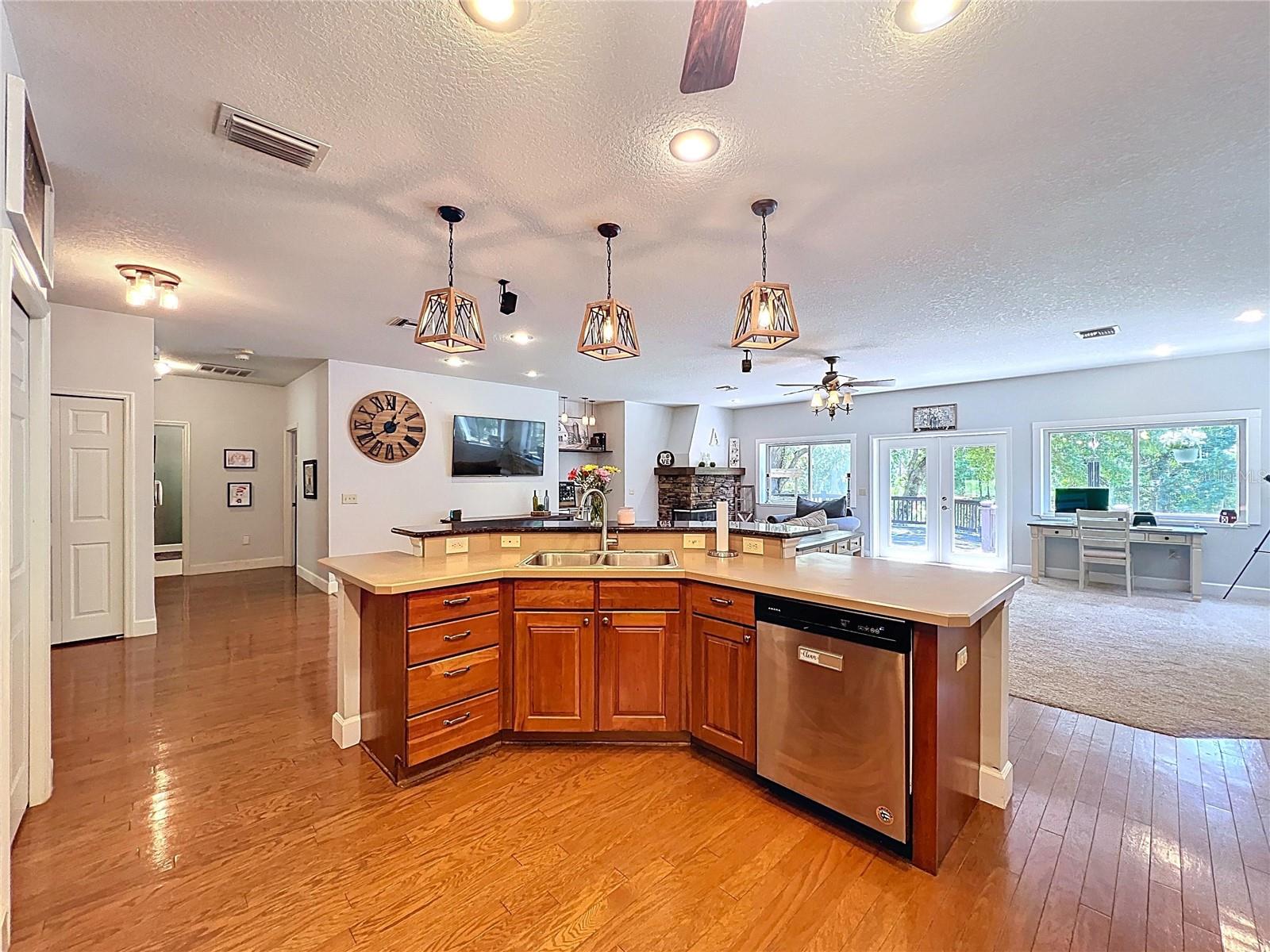 LOTS OF NATURAL LIGHT