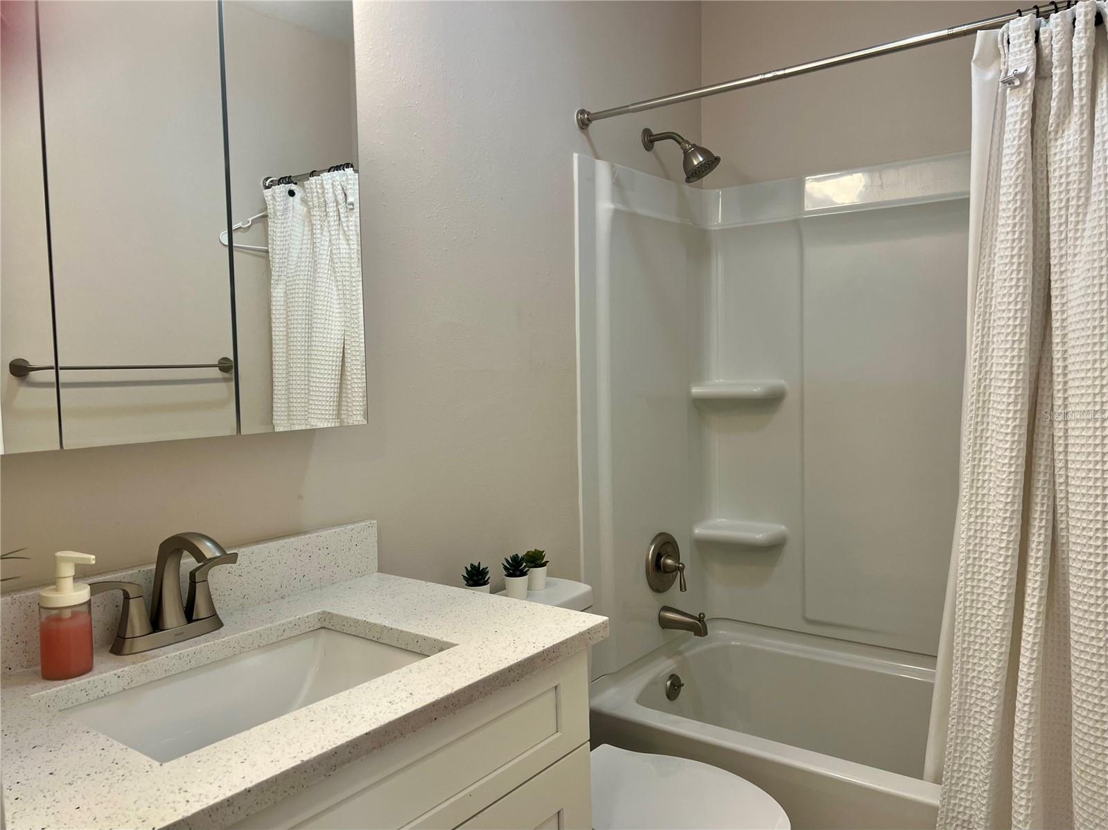 Second Bath with Tub/Shower (Second Floor)