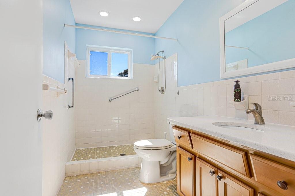 TB8482210 - ensuite with shower