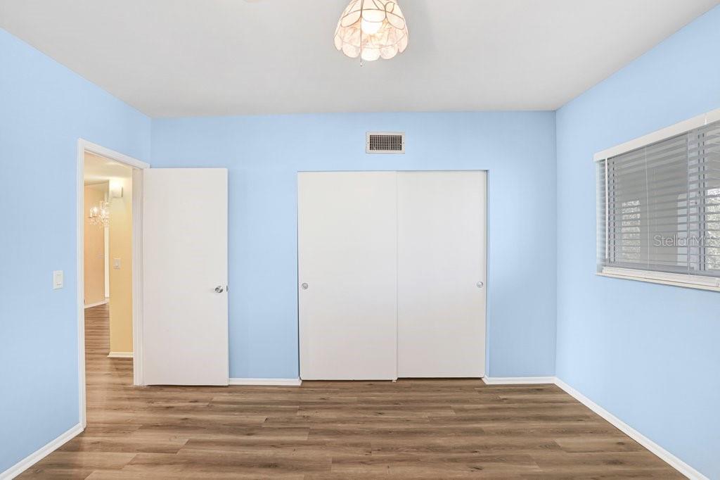 TB8482210 - spacious closet