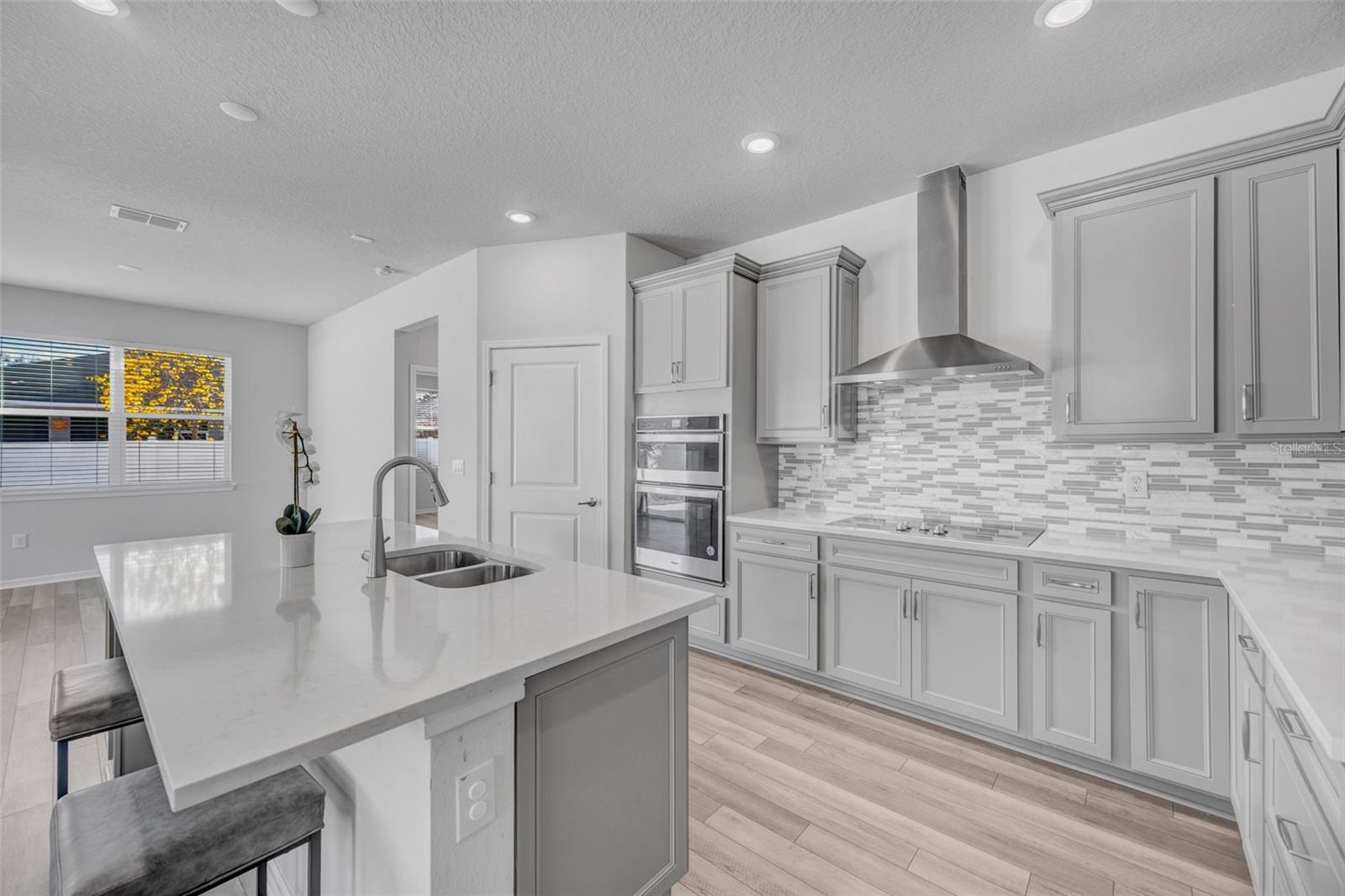 Eat-in Island & Stainless Hood Vent