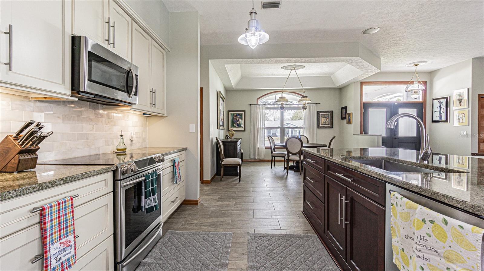 Stainless appliances, Dual Ice maker, double cook temp oven