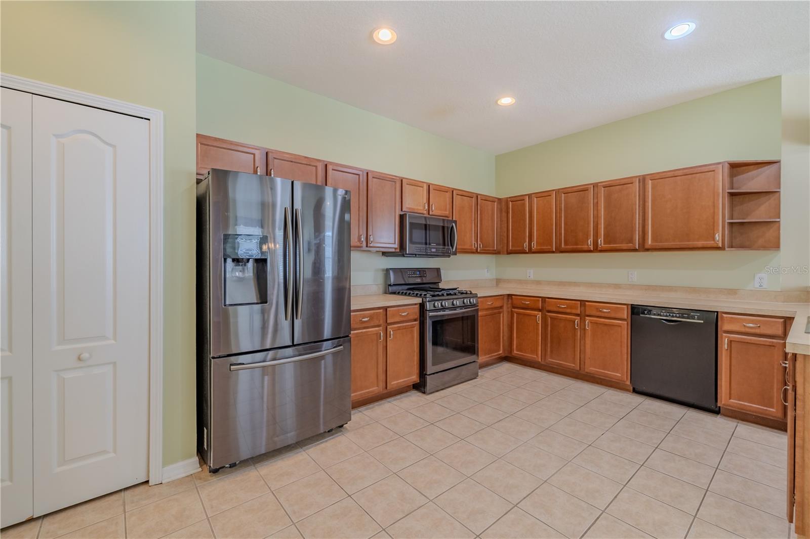 Look at ALL that counter space!!