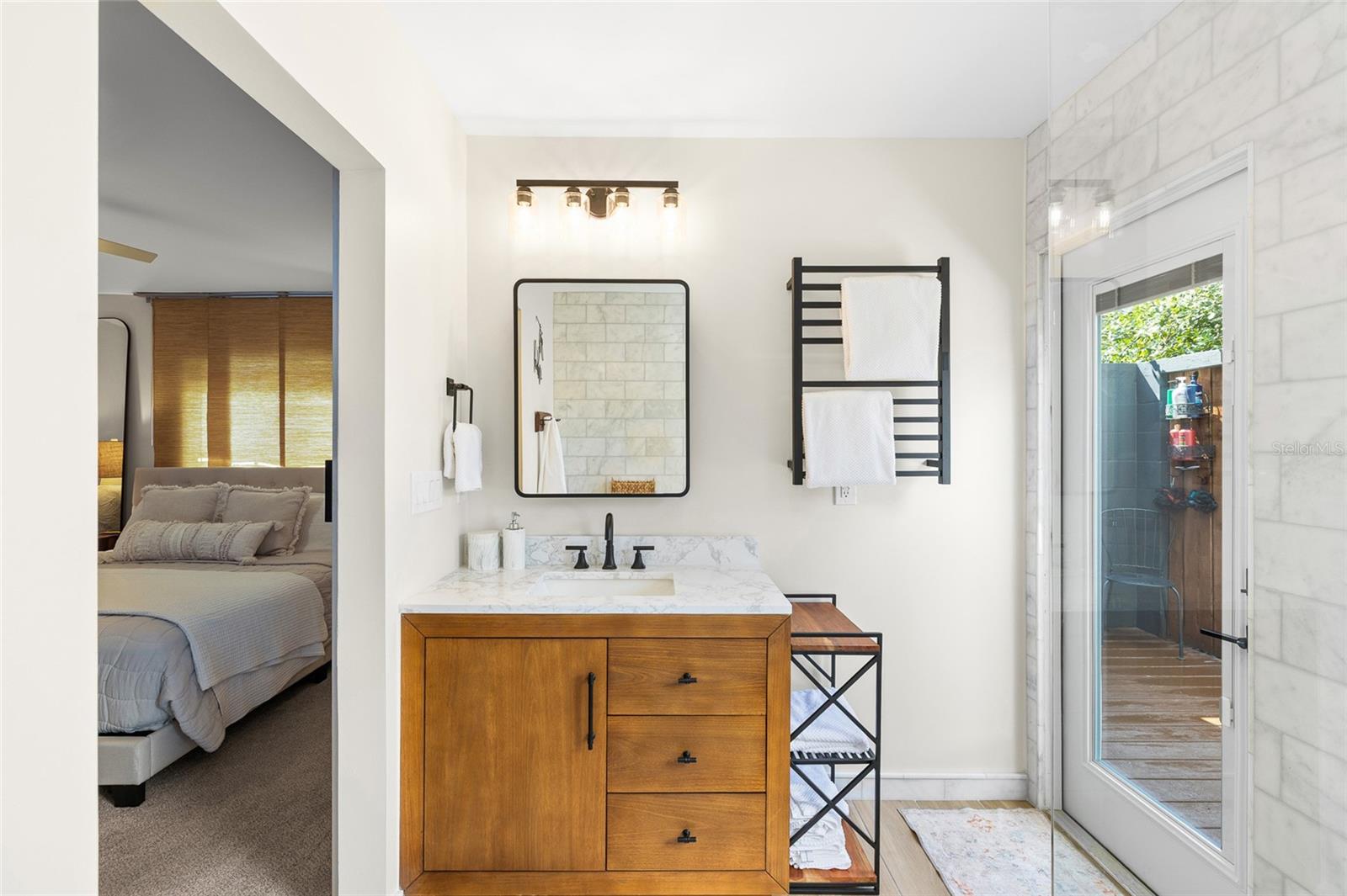 Primary en suite bathroom