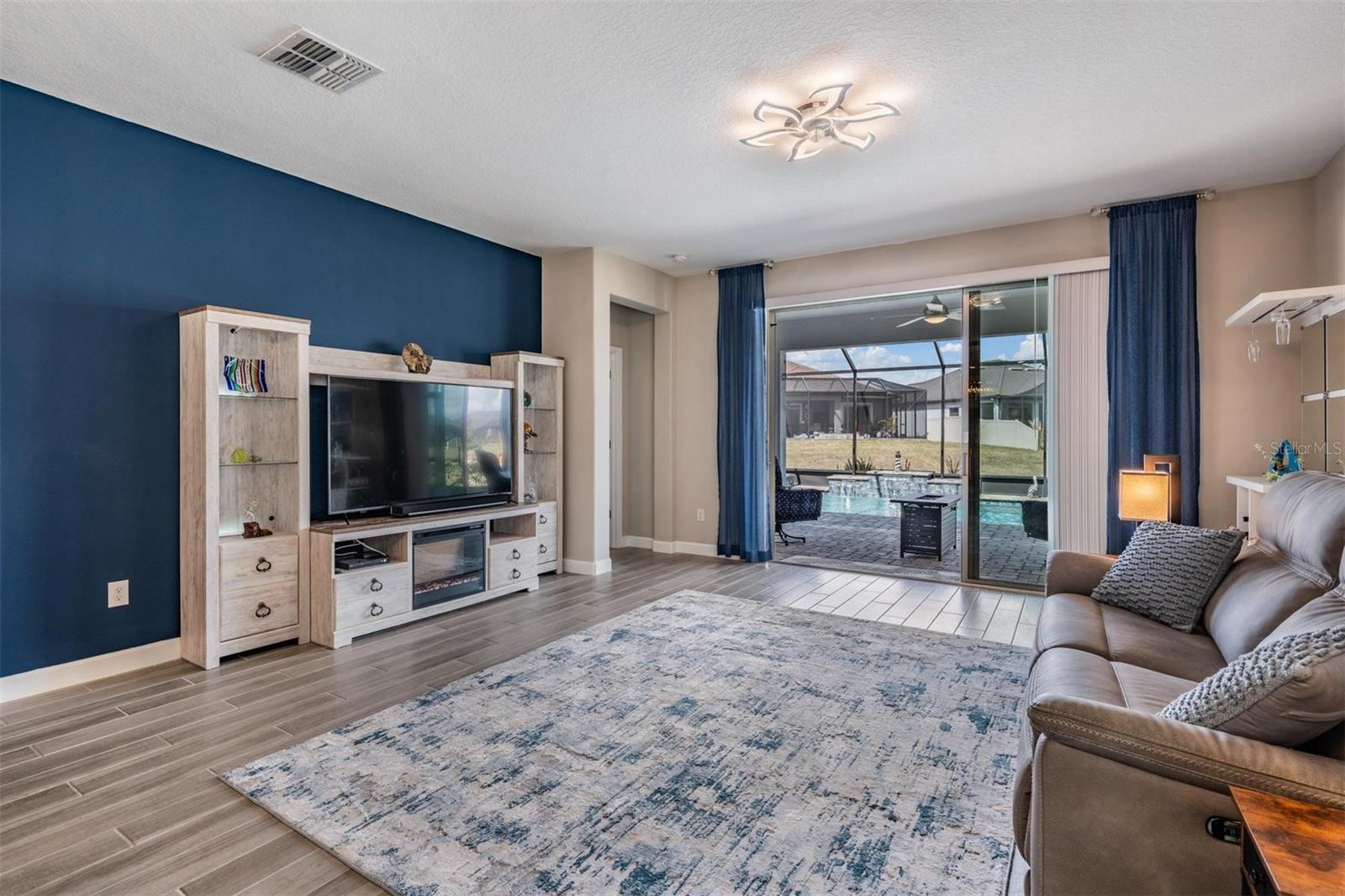 Sliders open to lanai