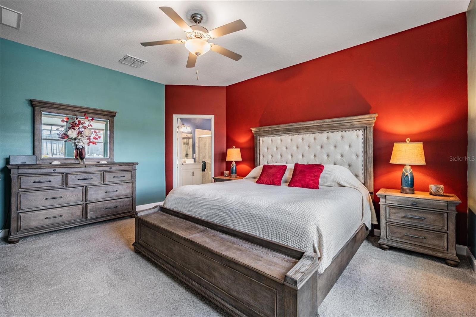 Primary bedroom w/ensuite bath