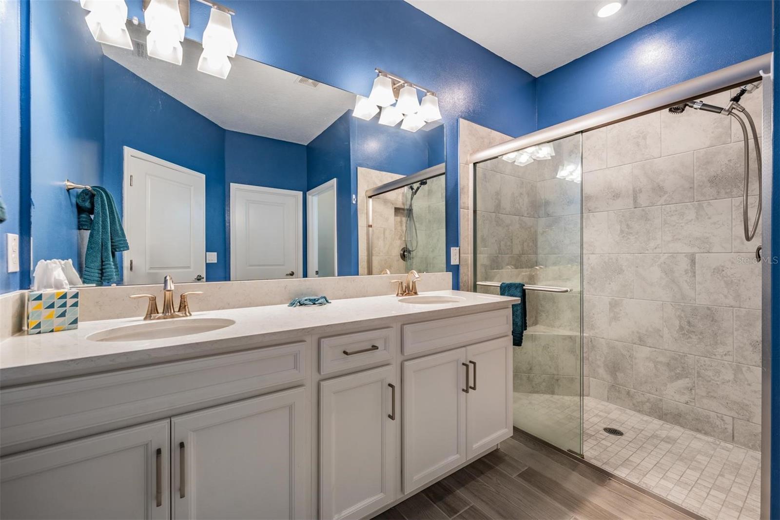 Large walk-in shower and dual sinks in primary